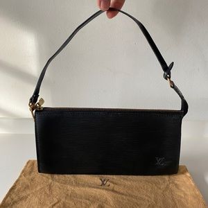 🔴SOLD🔴 Louis Vuitton Pochette Black Epi Leather
